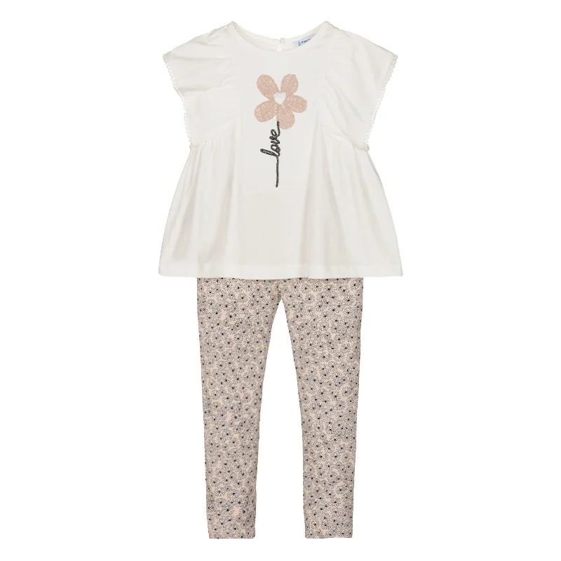 Quality Tailoring Beige Daisy Graphic Outfit