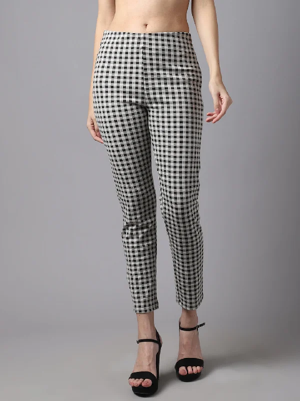 Exquisite Craftsmanship Women's  Flat Front Black Ivory Checks High rise Jeggings